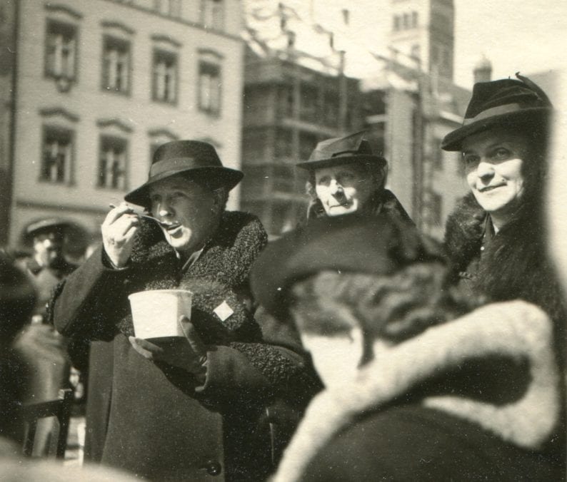 13_Augsburgerinnen beim Eintopfessen im MÑrz 1939_Sammlung HÑu·ler