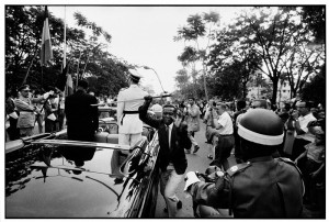 Robert Lebeck: Der gestohlene Degen, Belgisch Kongo, Leopoldville, 1960 © Robert Lebeck. Aus der Ausstellung AUGEN AUF! - 100 JAHRE LEICA-FOTOGRAFIE, 