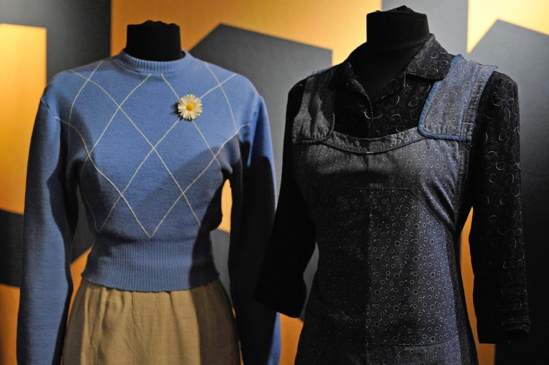 2_Pullover m. Anstecker v. Winterhilfswerk u. Kleid mit SchÅrze 1930er Jahre_JÅrgen Hoffmann_LVR Industriemuseum