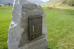 der harte Granit des Gotthard dient als Hinweis auf dem Golfplatz