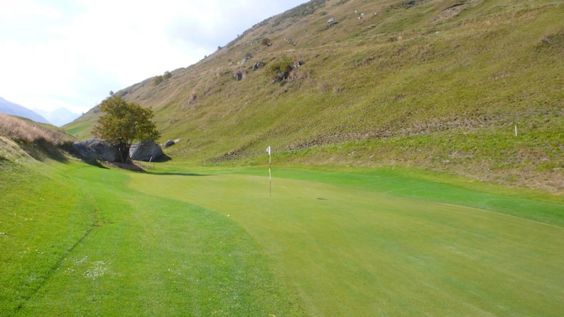 Andermatt - Golfplatz Loch 4 mit Findling rechts