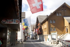 In der Gotthardstraße findet das Leben von Andermatt statt-   