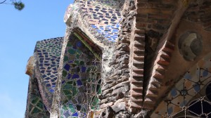 Das Mauerwerk der Krypta Gaudi ist mit Glasbausteinen verziert. 