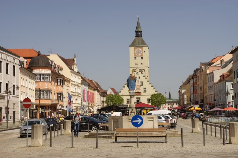 Deggendorf -  Luitpoldplatz mit Rathaus