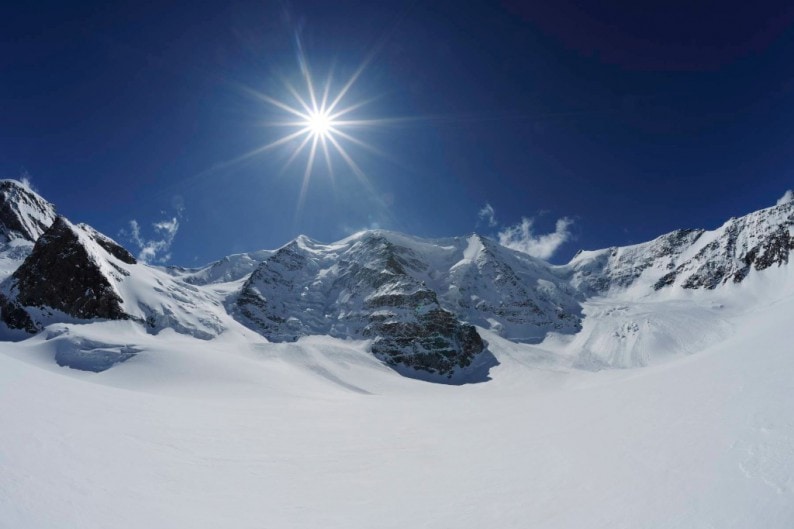 ENGADIN ST. MORITZ - Der Berg Piz Palue (3900 m.ue.M.) mit der Sonne im Gegenlicht.

The mountain Piz Palue (3,900 m.a.s.l.), facing the sun.

Il monte Piz Palue (3900 m s.l.m.), il sole in controluce.

Copyright by: ENGADIN St. Moritz    By-line: swiss-image.ch/Robert Boesch