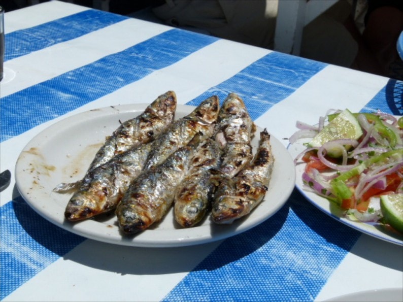 Gegrillte Sardinen am Hafen