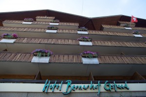 Ganz klassisch zeigt die Fassade des traditionsreichen Hotels Bernerhof