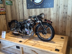 eines der historischen Motorräder im Restaurant, das später im Museum zu sehen sein wird. 