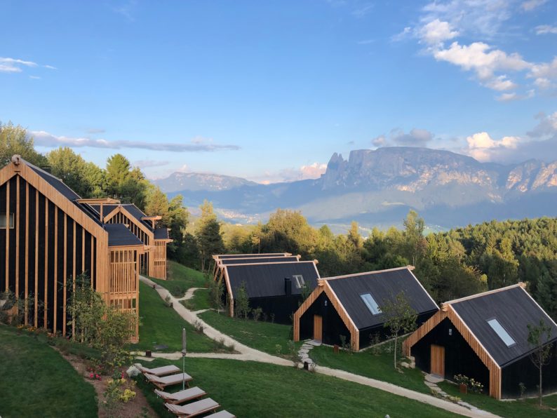 Adler Lodge Ritten -  im Hintergrund Schlern