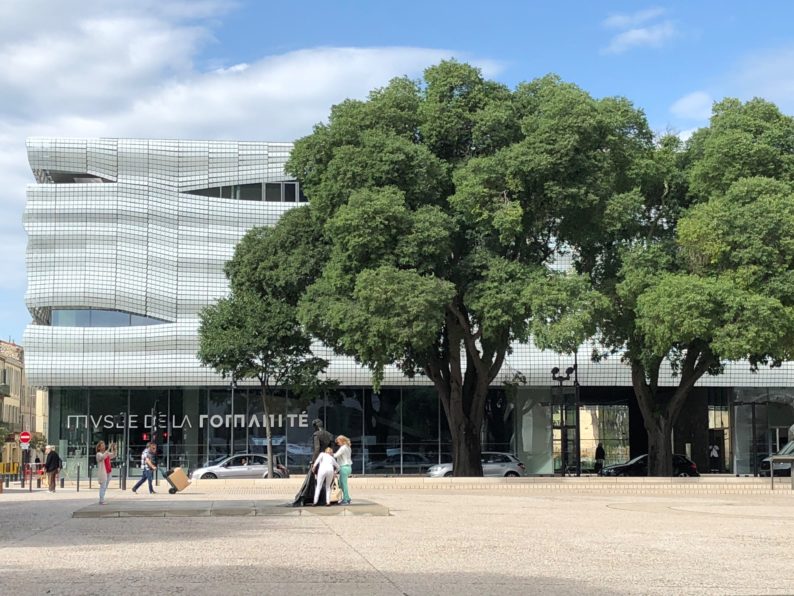 Nimes - Place des Arnes mit dem Musée de la Romanité