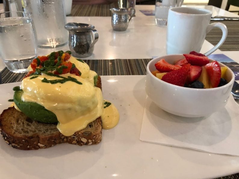 Paradox Hotel - Toast mit Avocado und Sauce Hollandaise