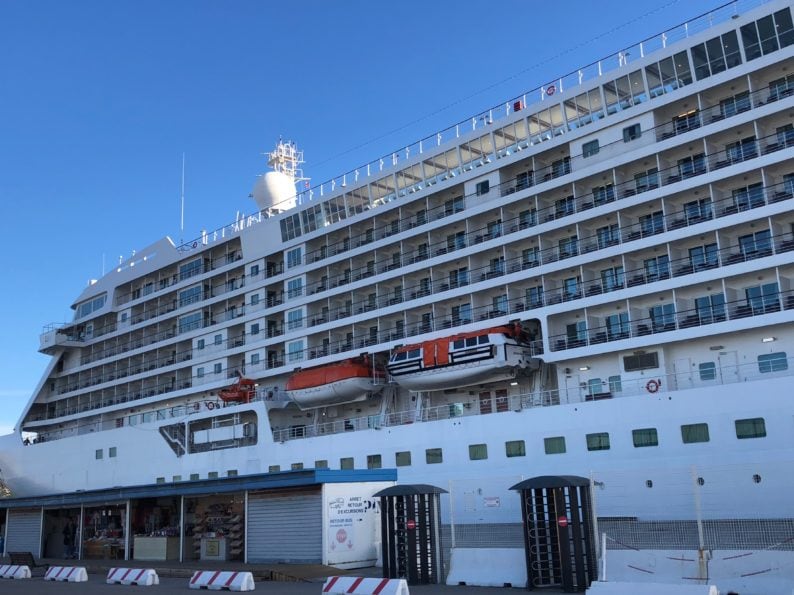 Regent Seven Seas Voyager im Hafen von Marseille