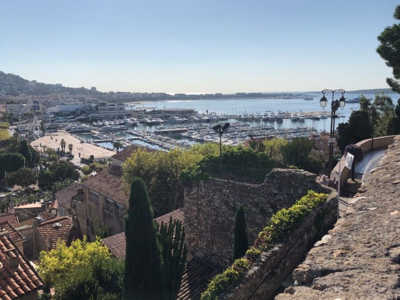 Blick auf den Hafen von Cannes von Le zückte