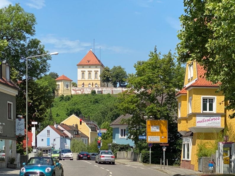 Das Schloss dominiert die Kulisse von Dachau