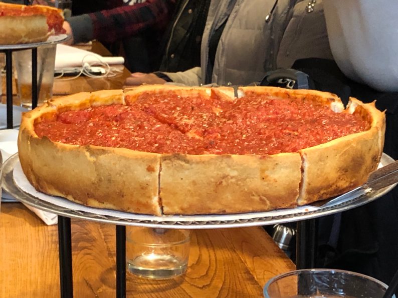 Deep Dish Pizza bei Jordanos