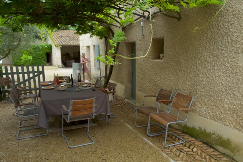 Weingut Mourgues du Gres - Picknick unter der Glyzinie