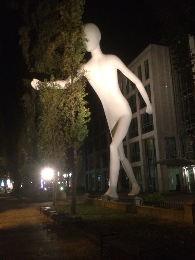 leopoldstrasse-walking-man-von-jonathan-borofsky