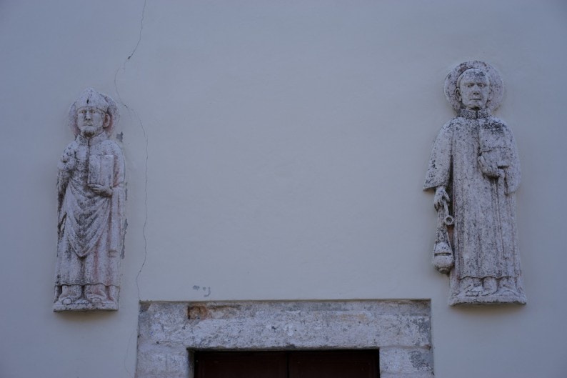 Nin - Figuren an der Kathedrale