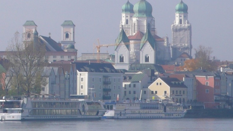 Passau Kulisse im Herbstnebel