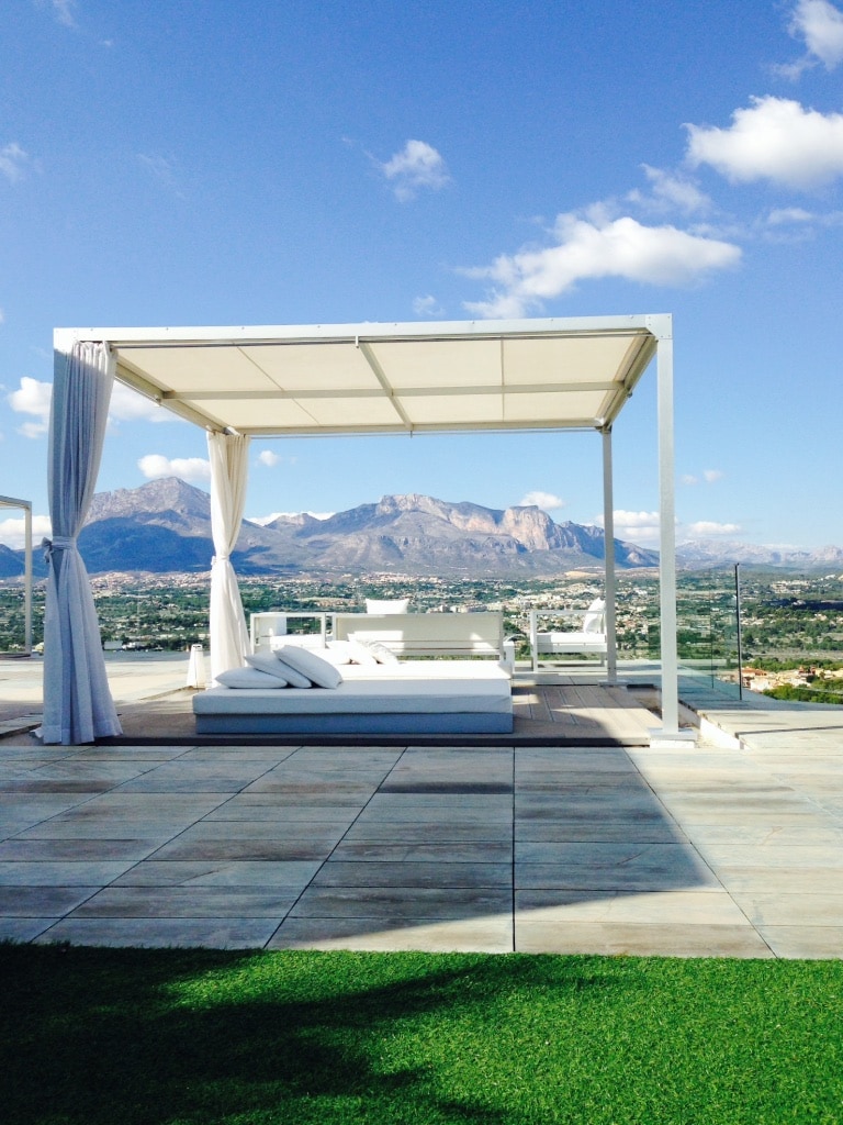 SHA Klinik - Terrasse mit Blick auf das Küstengebirge