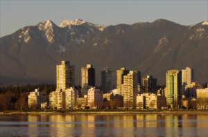 Vancouver begeistert mit seiner Skyline Meer und Berge. 