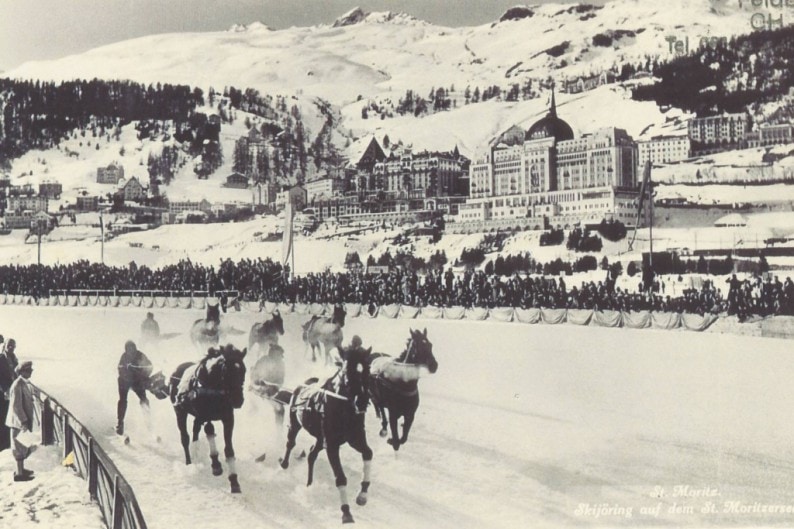 St.Moritz - Trabrennen auf dem See, darüber das Badrutts Palace.