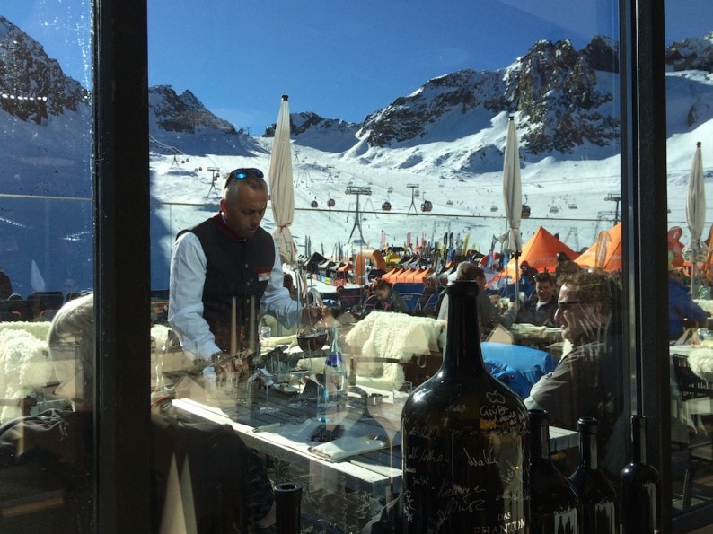 Stubaier Gletscher - Bergstation Eisgrat -  Terrasse des Restaurants Schaufelspitz