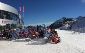 Sonnenbaden vor der Bergstation Eisgrat auf dem Stubaier Gletscher 