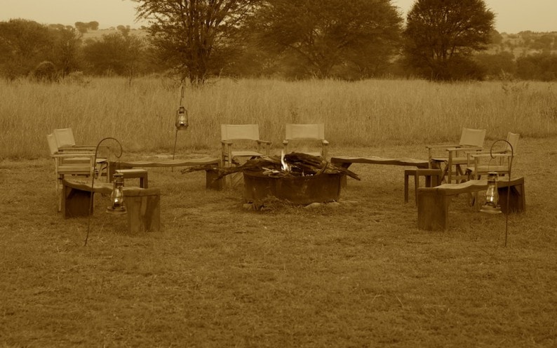 Tanzania - Sayari Camp - Feuer zum Sundowner