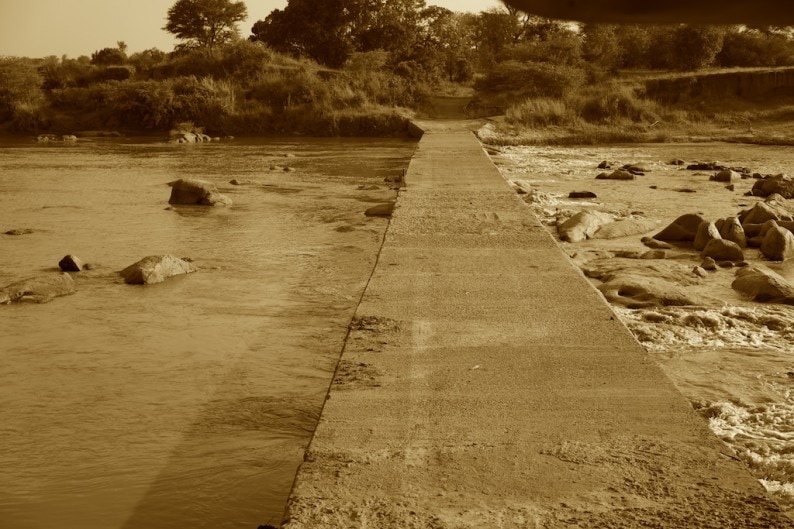 Tanzania - nördliche Serengeti - Brücke über den Mara River