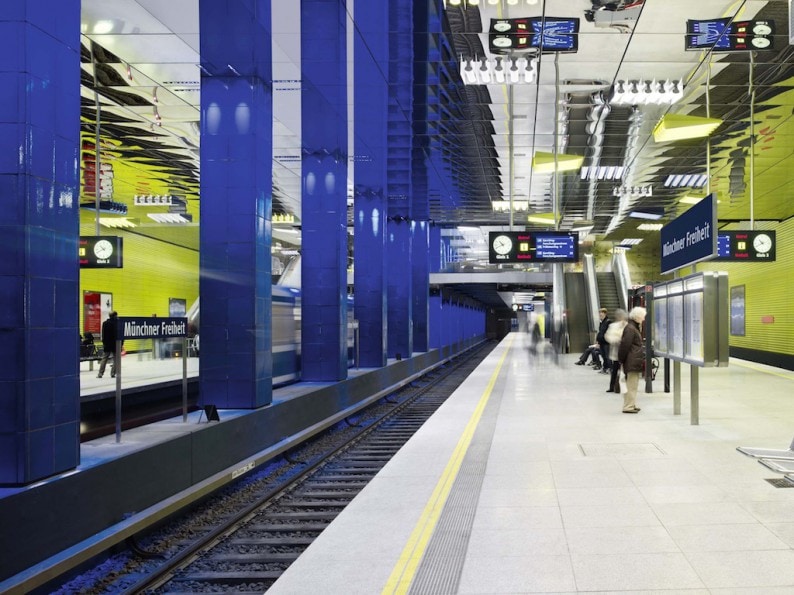 U-Bahn - Station Münchner Freiheit, beleuchtet von Ingo Maurer