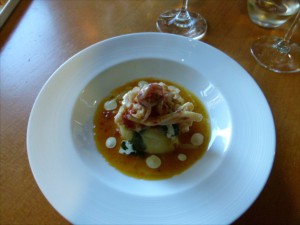 Tintenfisch auf Kartoffeln - ein lokales Gericht im Driftwood Café