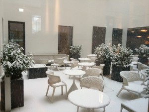 Schnee im Februar im Patio des Motel One