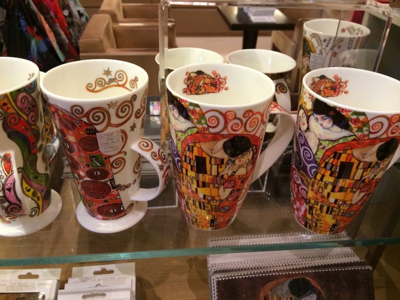 Wien -  Museum Leopold - Museumsshop - Tassen mit Klimt