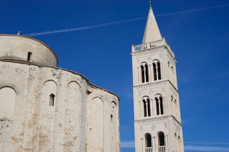 Zadar - Altstadt - Kirche St. Donatus mit Glockenturm der Kathedrale (1)