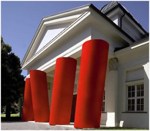 Die schiefen Säulen in rot sind das Markenzeichen der Ostdeutschen Galerie. 